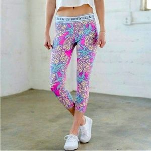 NWT Women’s Ivory Ella pineapple print ankle leggings size small.